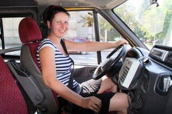 Maršrutinį mikroautobusą vairuojanti D.Čepononienė nebijo būti „boba prie vairo”