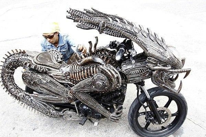 Bankoko menininkas sukūrė motociklą-ateivį
