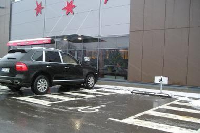 Su prabangiu „Porsche“ - į neįgaliojo vietą