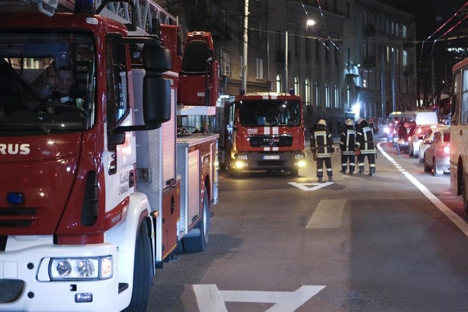Sostinės centre - trys ugniagesių automobiliai dėl pridegusio maisto