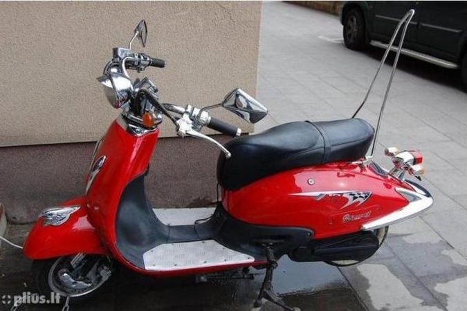 Plėšikai reikalavo motorolerio