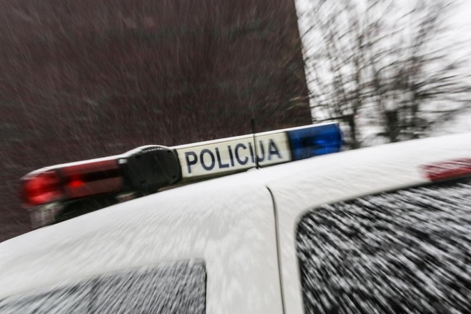 Jauną vaikiną tėvas auklėjo        kirviu