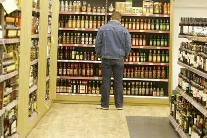 Parlamentarai nori uždrausti prekybą alkoholiu maisto prekių parduotuvėse
