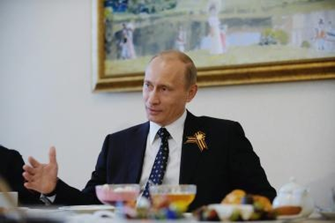 V.Putinas kalba apie tandemo ateitį