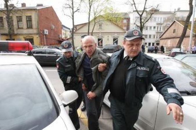 D.Kedžio draugui skirta 200 litų bauda už nusišlapinimą ant policijos pastato