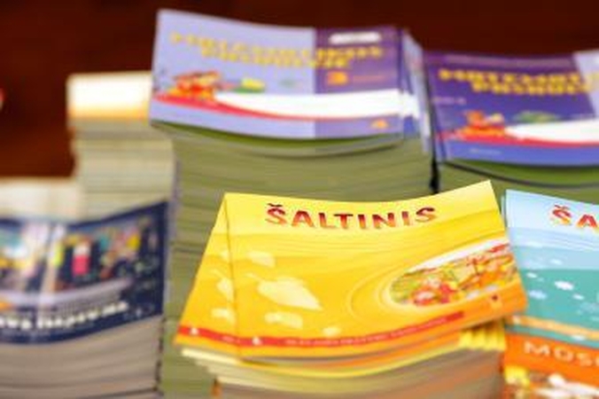 Tyrimas: mokyklose vadovėlių netrūksta