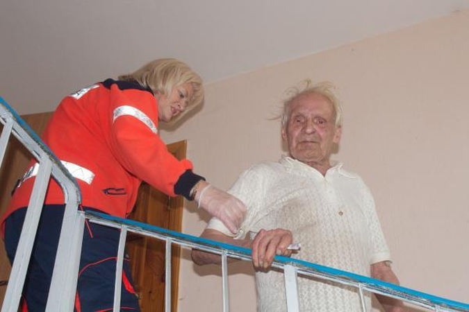 Sostinės ugniagesiai išgelbėjo senuką