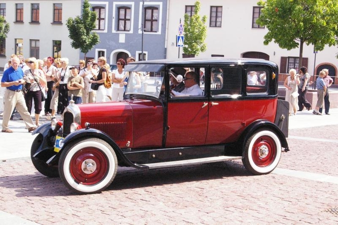 Lenkai į Rotušės aikštę atvyko senoviniais automobiliais