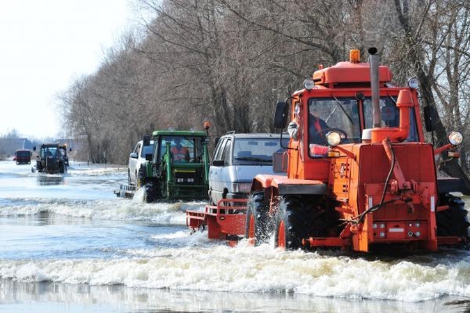 Kelyje į Rusnę vėl pakilus vandeniui, pradėti kelti automobiliai