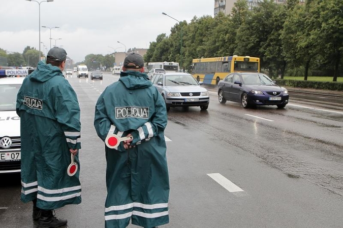 Policijai dėl automobilio įkliuvęs vyras sulaikytas dėl narkotikų
