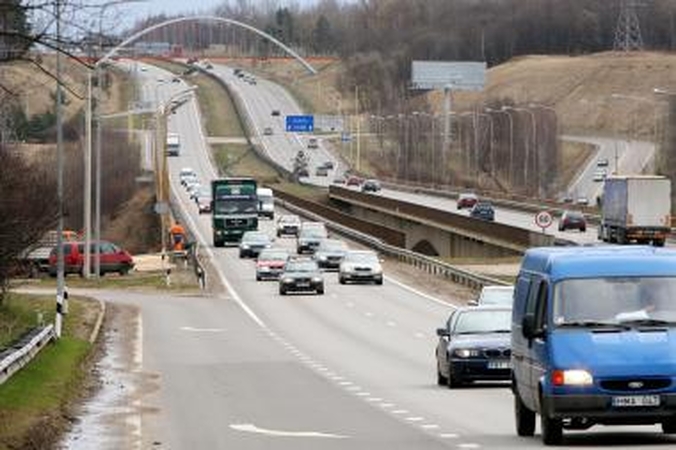 Dešinysis tiltas per Nerį uždarytas, nusidriekė transporto spūstys 