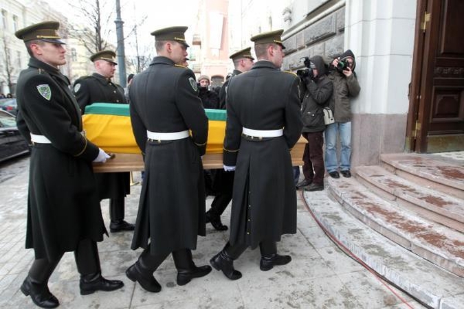 J.Marcinkevičiaus karstas atvežtas į Lietuvos mokslų akademiją