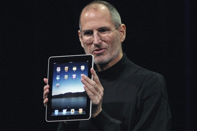 S.Jobsas traukiasi iš "Apple" vadovo pareigų