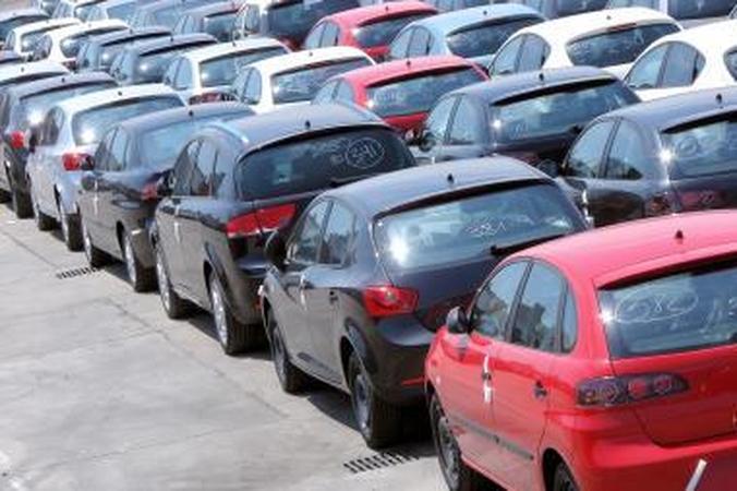 Automobilių importas į Rusiją sumenko daugiau nei perpus