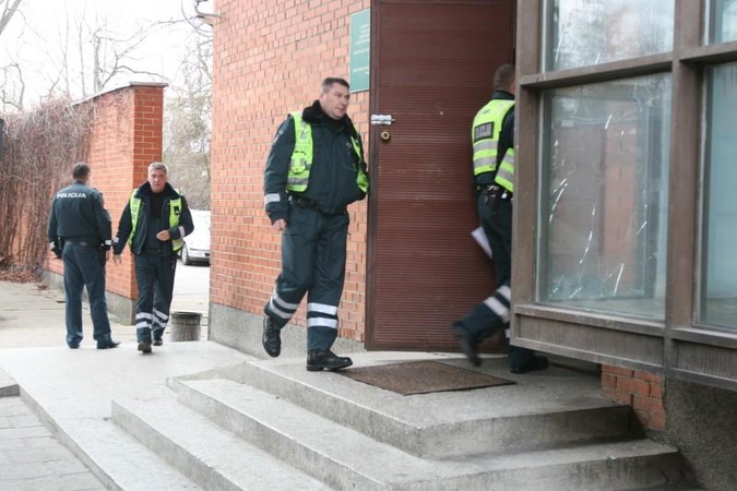 Naktį siautėjo neblaivus ginkluotas policininkas 