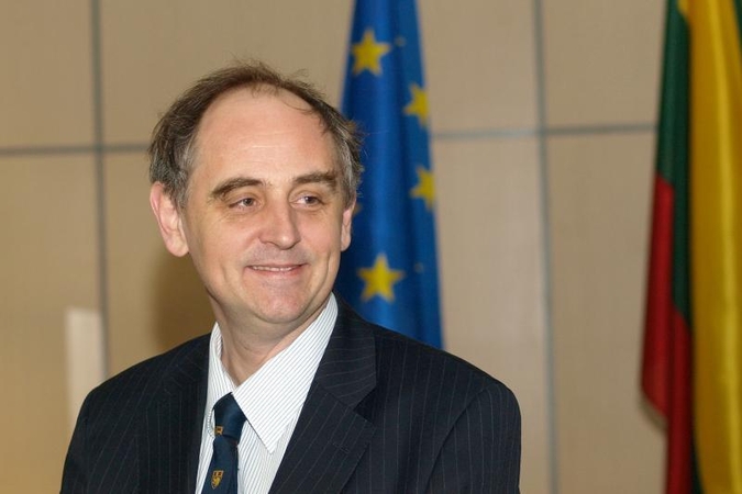 E.Lucasas: Baltijos šalių oro erdvę galėtų saugoti ne tik NATO
