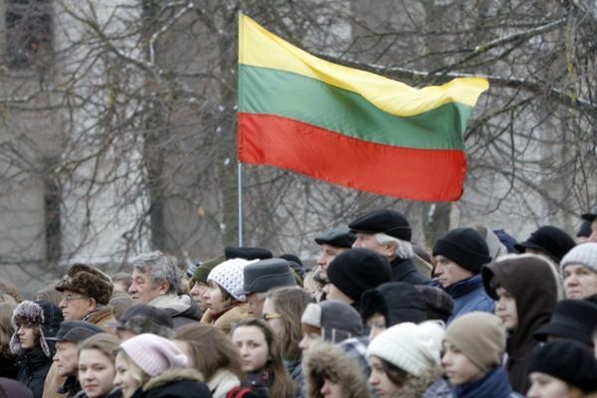 Vasario 16-ąją – vėliavų vagystės nuo pastatų