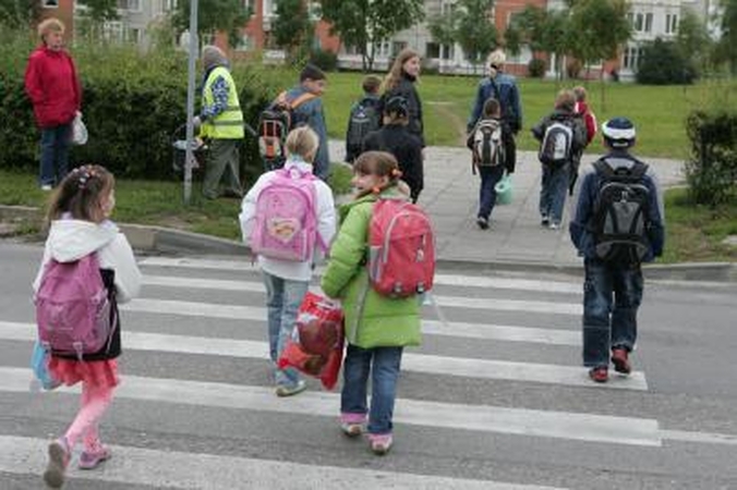 Per pėsčiųjų perėjas mokinius lydės savanoriai