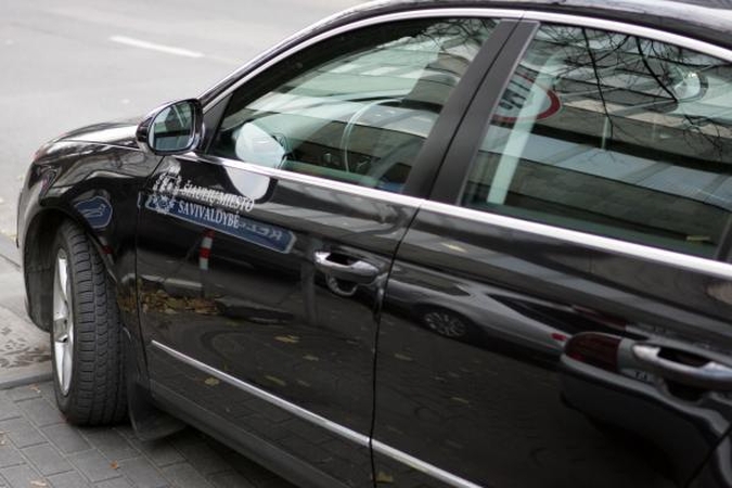 Prie ministerijos - prabangių tarnybinių mašinų paradas