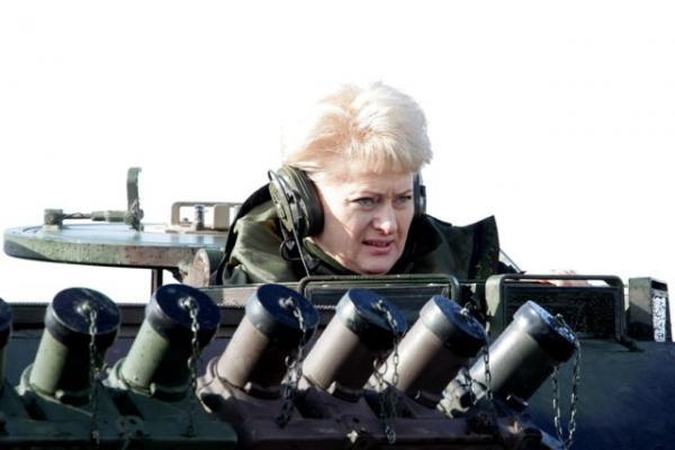 D.Grybauskaitė išbandė Lietuvos ginklus 