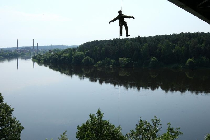 Nuo tilto į Panemunės šilą - šuolis žemyn su virve