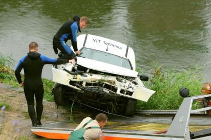 Kaip ištrūkti iš skęstančio automobilio?