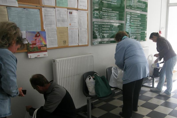 Alkis stipresnis už gėdą: tįsta eilės prie „Maisto banko“