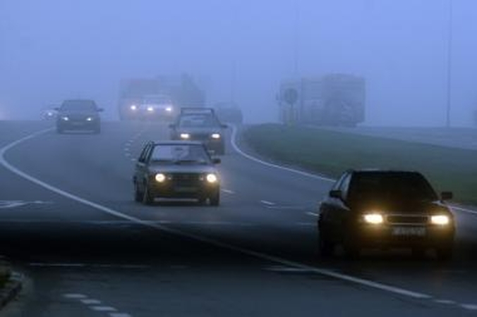Kelių būklė: daug kur tvyro rūkas, matomumas - blogas