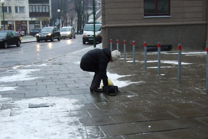Klaipėdoje šaligatviai dengiasi ledu, pėstieji raginami būti atsargūs