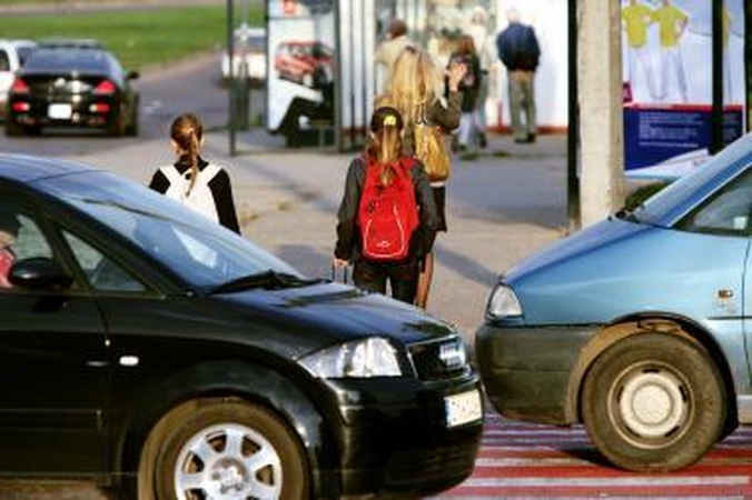 Kaune ties perėja automobilis partrenkė berniuką