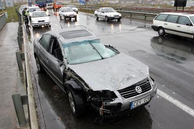 Šįryt per avariją apsivertė lengvasis automobilis