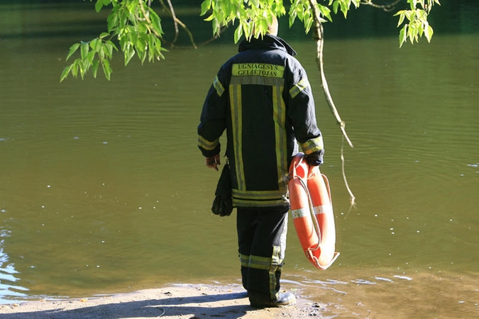 Vilniuje Neryje skendo du vyrai
