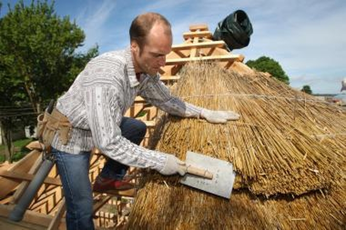 Upytėje pagaliau dygsta šiaudų namas