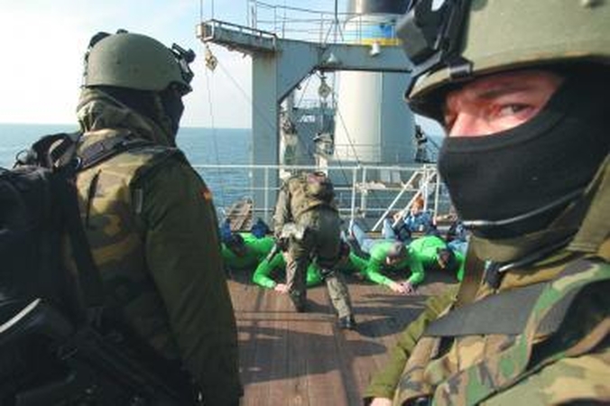 Lietuva prisijungia prie ES karinės operacijos prieš piratavimą 