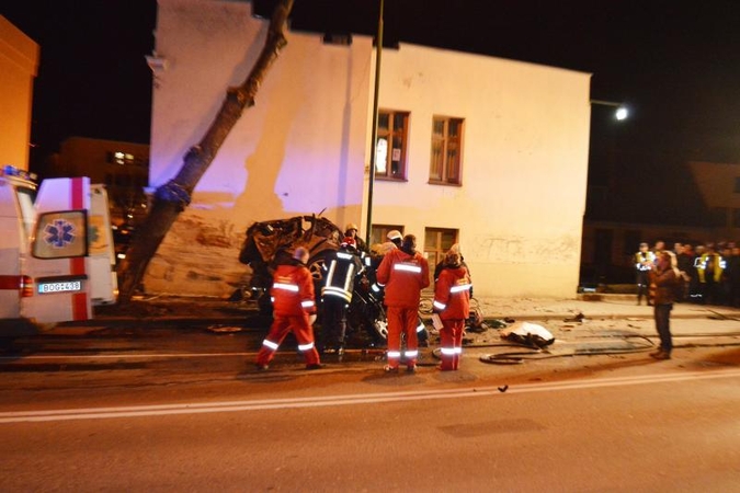 Nakties lenktynės Klaipėdoje baigėsi dviejų jaunuolių žūtimi (foto)
