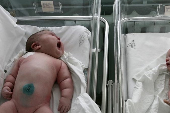 Gelbėdami naujagimį medikai sulaužė jam šonkaulius ir raktikaulį