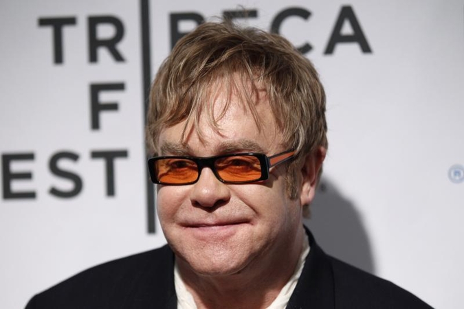 Į Elton‘o John‘o sutuoktinio telefoną bandė įsilaužti hakeriai