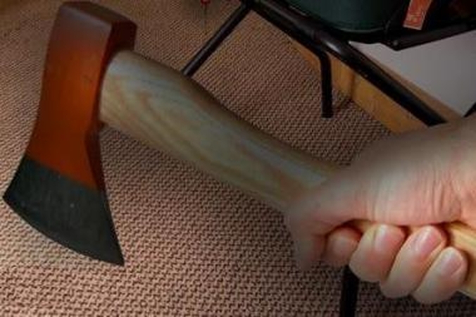 Tėvas sūnui grasino kirviu ir pistoletu