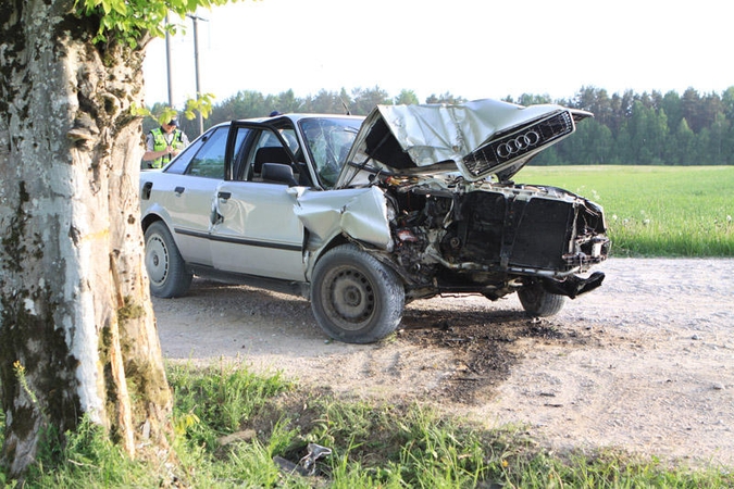 Sunkiai sužalotas moteris iš automobilio išgelbėjo savivaldybės ugniagesys