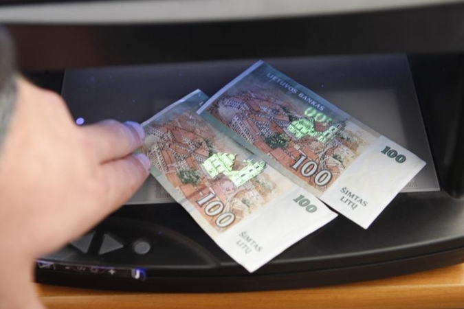 Klaipėdoje jaunuolis bandė atsiskaityti padirbtais litais