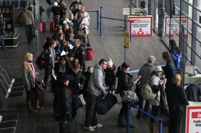 Kauno oro uoste sulaikyta dėl vaiko pagrobimo ieškota moteris