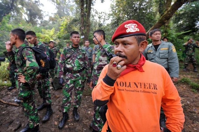 Indonezijoje sudužus lėktuvui likusių gyvų žmonių kol kas nerasta