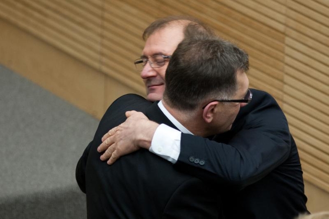 V. Uspaskichas beviltiškai atsilieka nuo A. Butkevičiaus