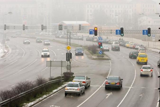 Keliai vietomis tebėra padengti sniegu, naktį susidarys rūkas
