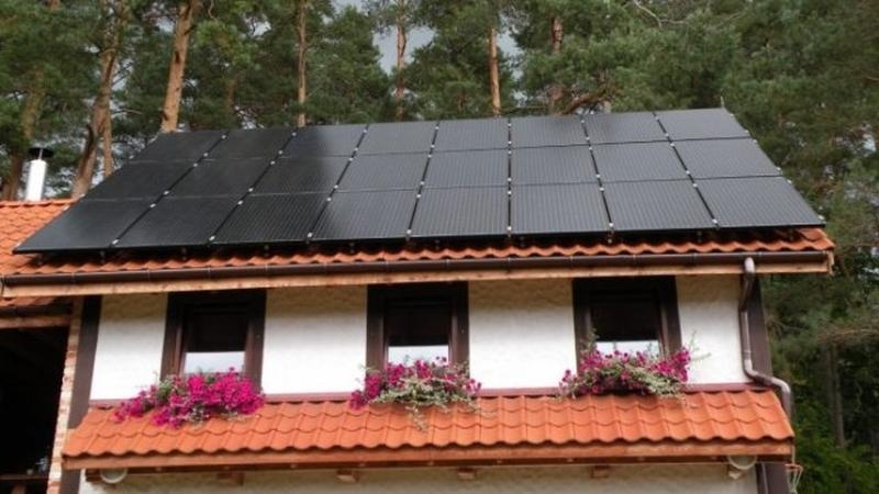 Ant stogo įrengta saulės elektrinė galėtų aptarnauti tris namus