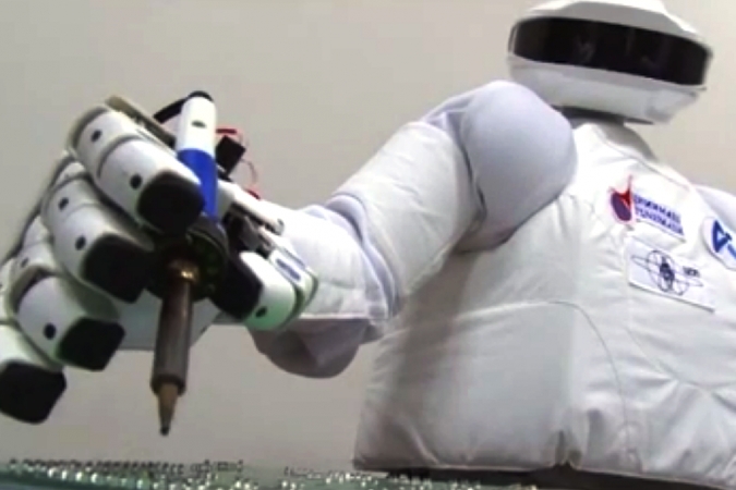 Robotas išmoko atpažinti savo atvaizdą veidrodyje