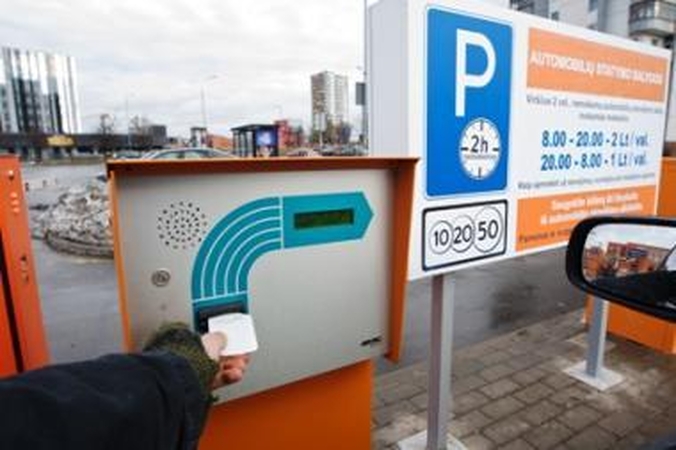 Prekybos centrų aikštelėse – rinkliavų banga
