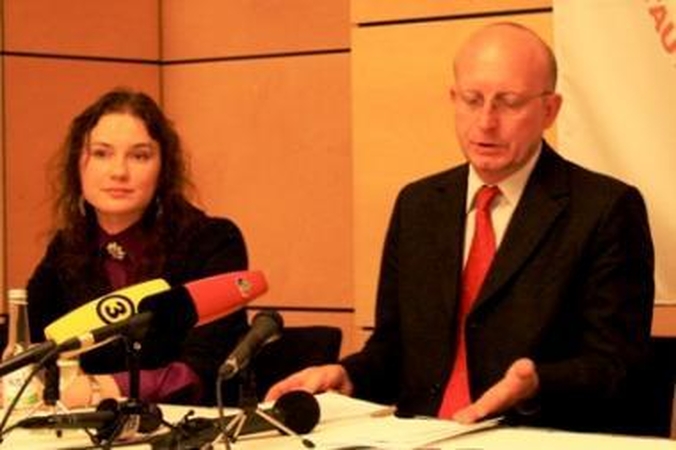 Siūloma stabdyti žurnalistų darbo ribojimus Seime