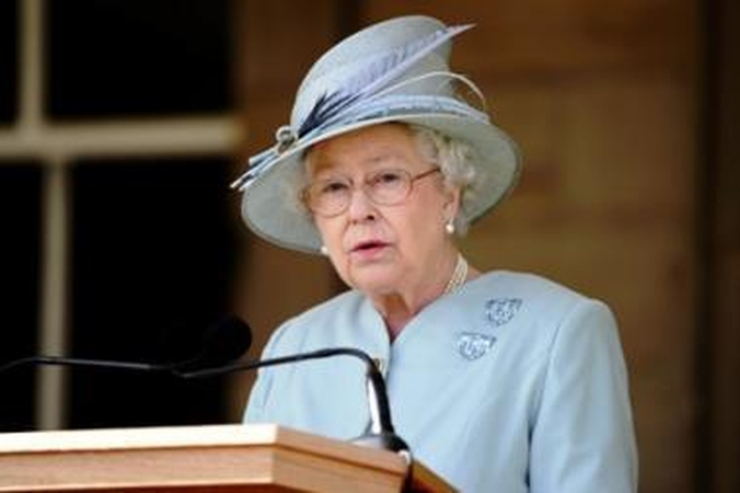 Britanijos karalienė atšaukė kalėdinį vakarėlį rūmuose