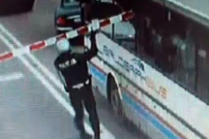 Vaikus vežęs autobusas vos nepakliuvo po traukiniu